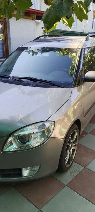 Vând Skoda Roomster