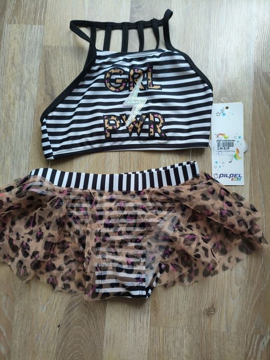 Un costum de baie din două piese foarte frumos pentru fete 3-5 ani