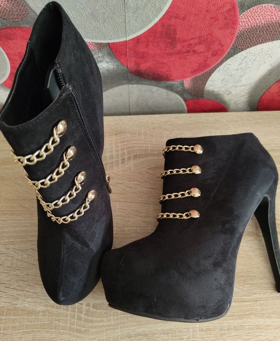 Дамски велурени боти