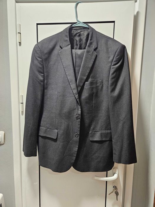 Тъмносив мъжки костюм