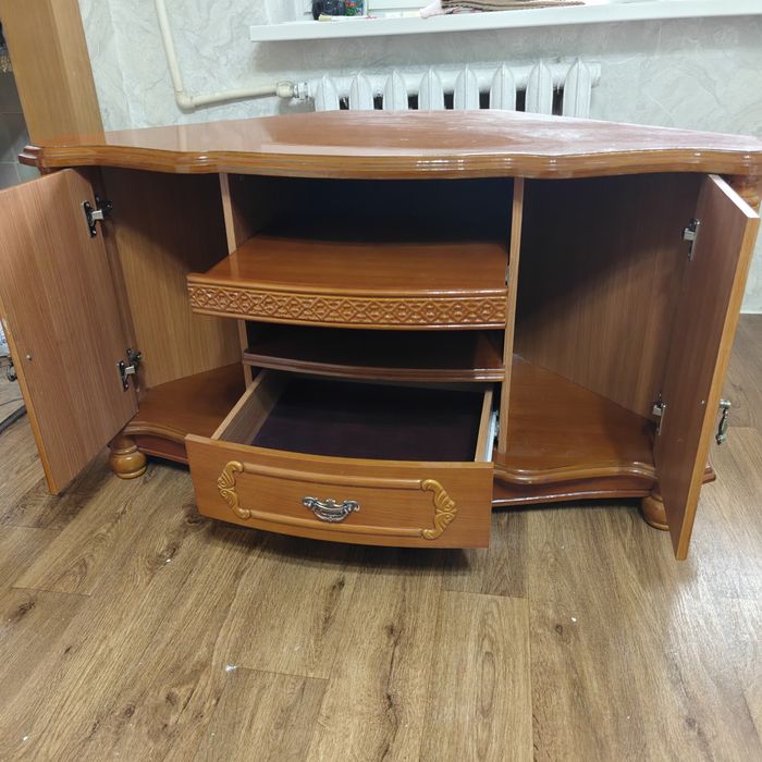 Тумбочка под телевизор деревянная.