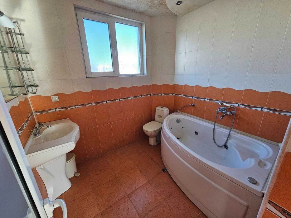 3-етажна къща с басейн и голям двор в квартал Каменица