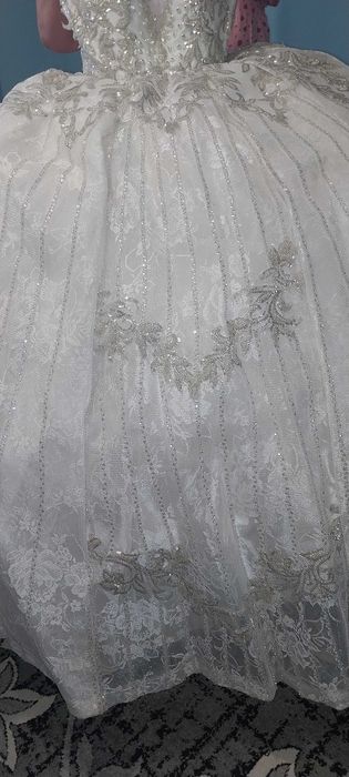 Булчинска рокля с връзки на гърба