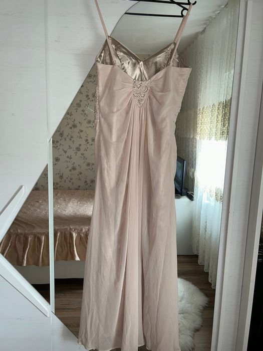 Vând rochie cu model deosebit