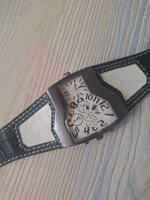 Часы стильные модные