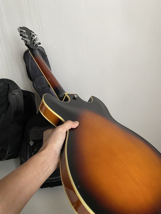 Гитара полуакустическая