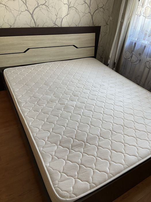 Кровать с матрасом