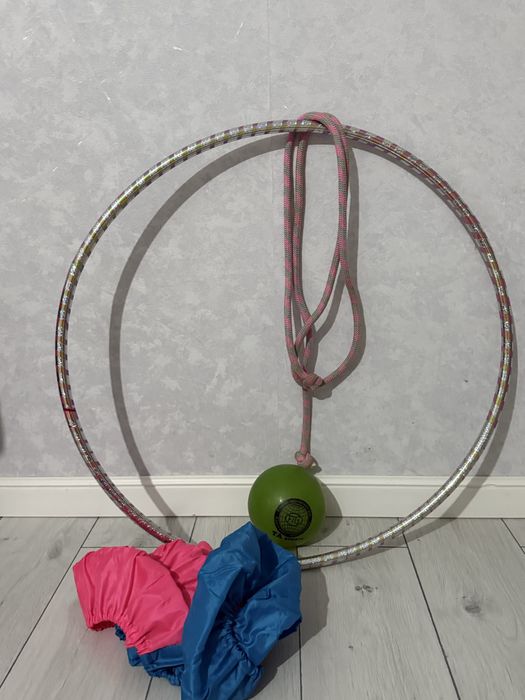 Обруч и скакалка для гимнастики