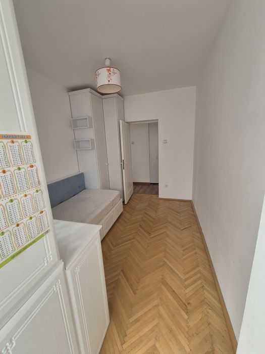 Închiriez apartament cu 4 camere zona Facultăți de litere