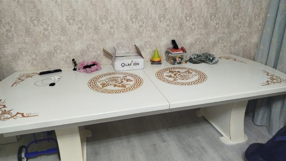 Продам стол для гостиной