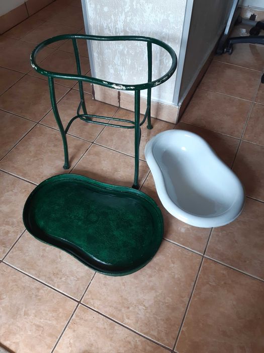 Bideuri pe 4 picioare, cu capac, din lemn, metal si fonta