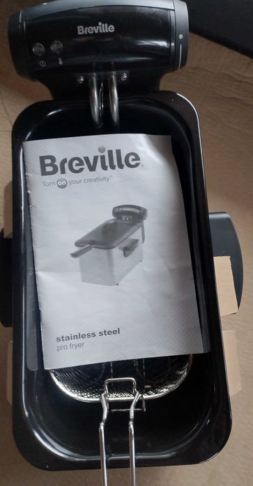Buna ziua!Vand friteuza noua