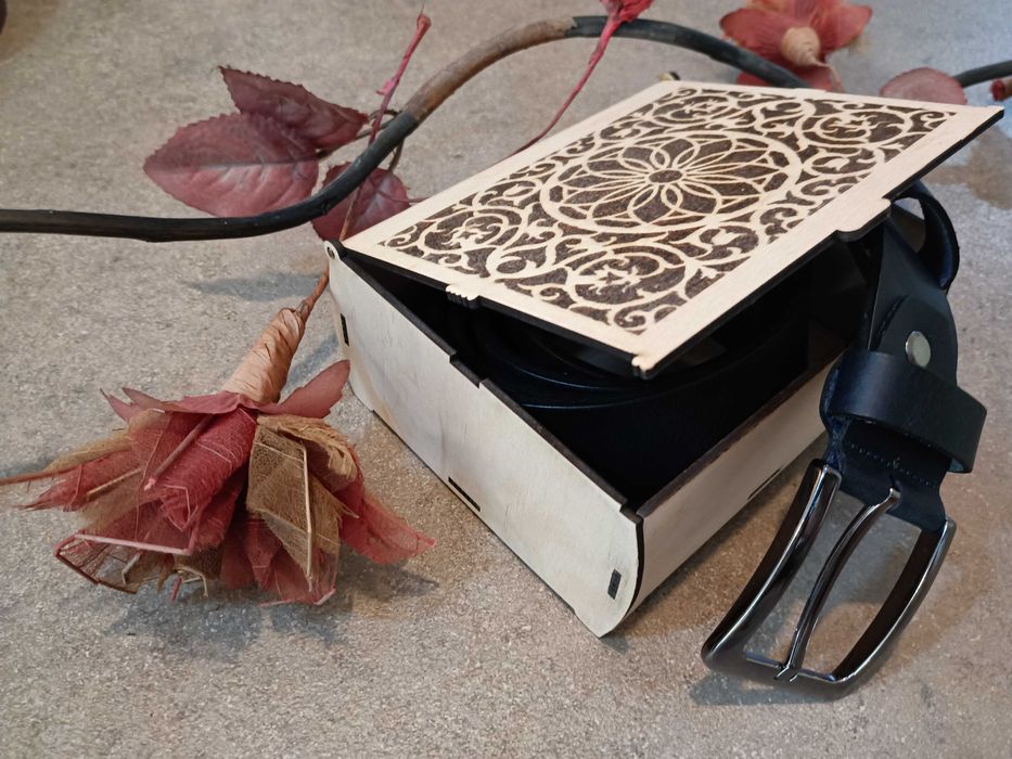 Колани от естествена кожа в подаръчна кутия