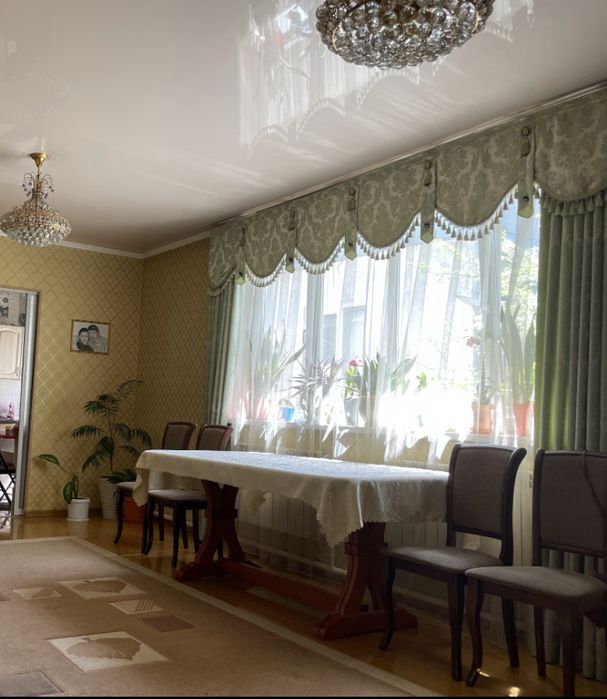 Стол раскладывающийся  и 6 стульев