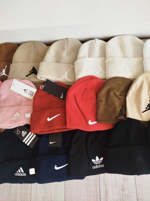 Căciuli dama/bărbat diferite culori preț pe bucata