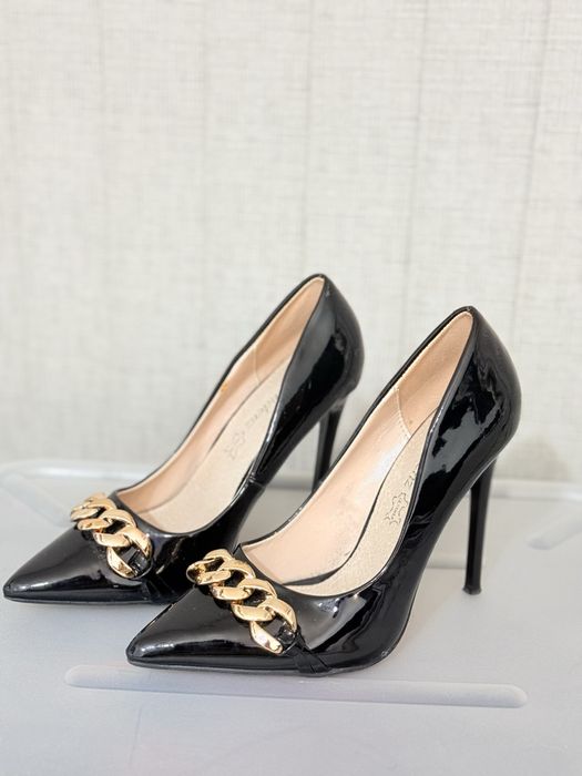 Обувки на висок ток