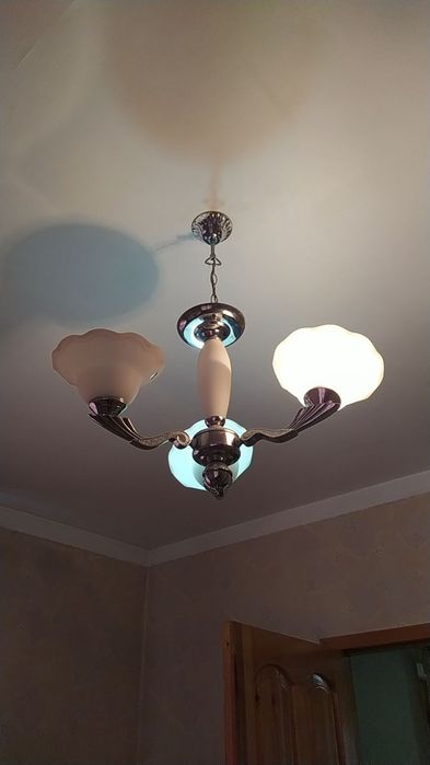 Люстры разные. Со стеклянными плафонами.