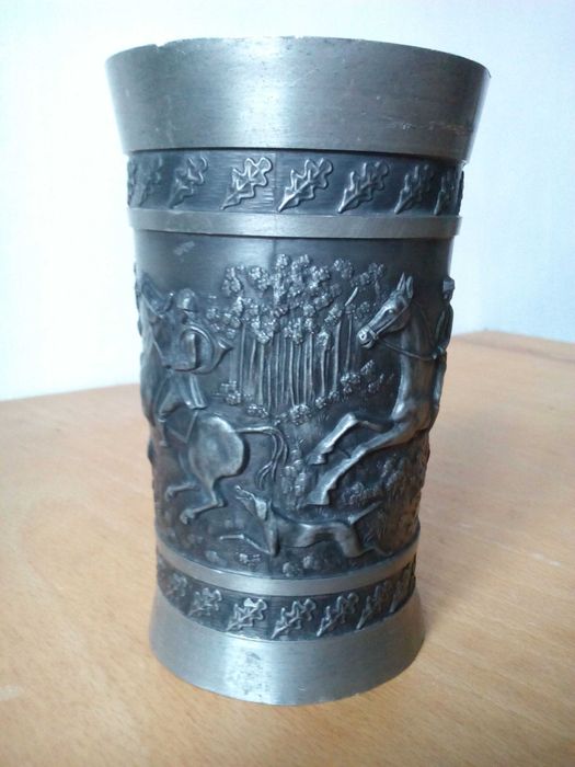 Чаша за вино с ловни мотиви