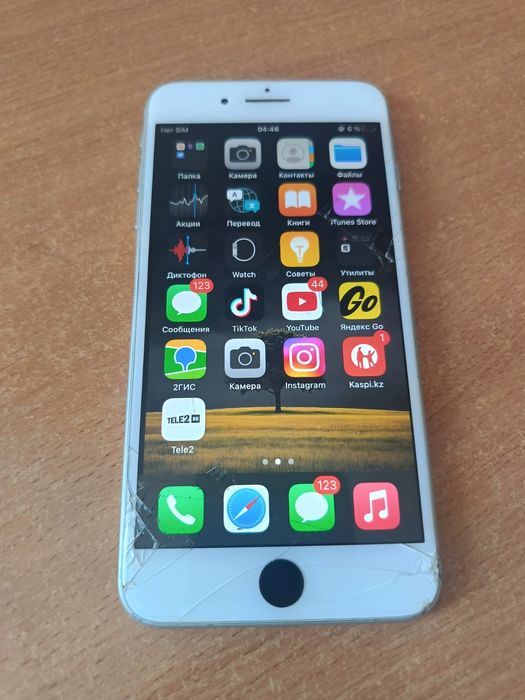 iPhone 8 plus 64гб есть трещины