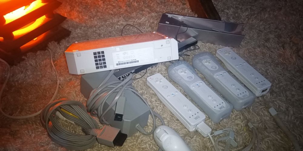 Wii конзола с контролери, кабели и всичко необходимо за игра