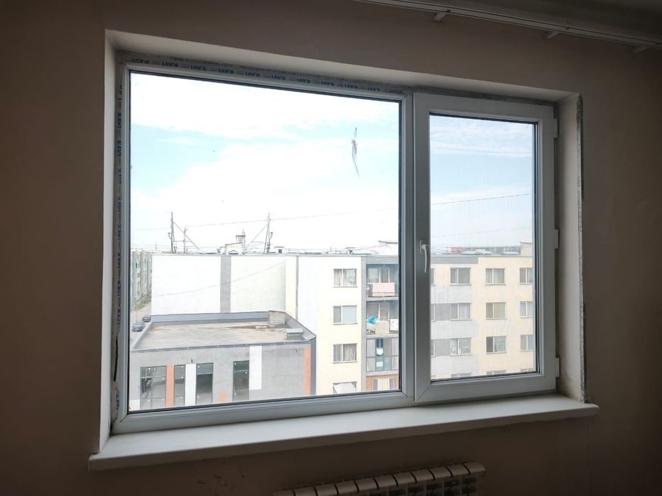 Окна белые б/у и дверь балконная