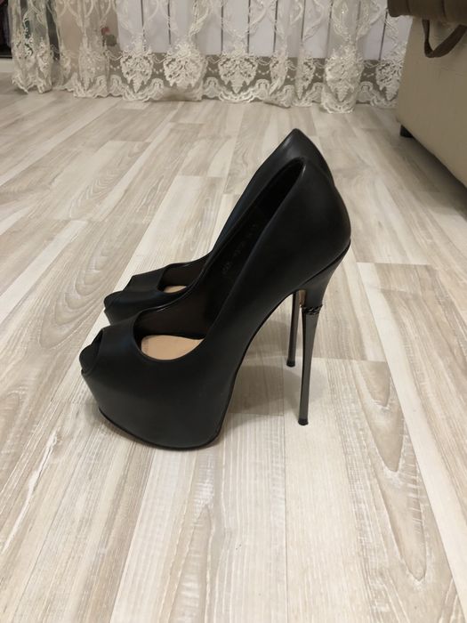 Туфли на высоком каблуке