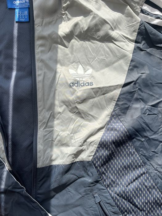 Продам Ветровку Adidas lightweight jacket