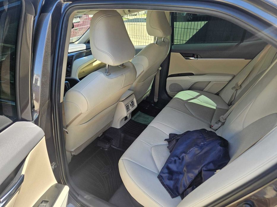 Toyota Camry 2.5 Hybrid 2021 – Eleganță, Confort și Eficiență