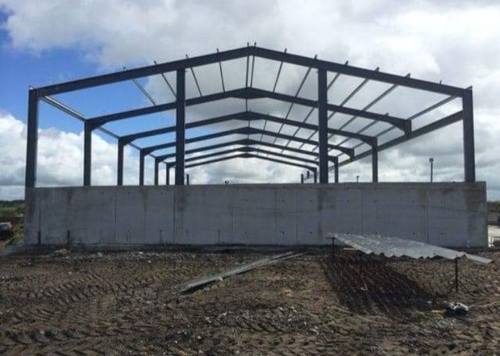 Vand hale metalice la super preț-calitate