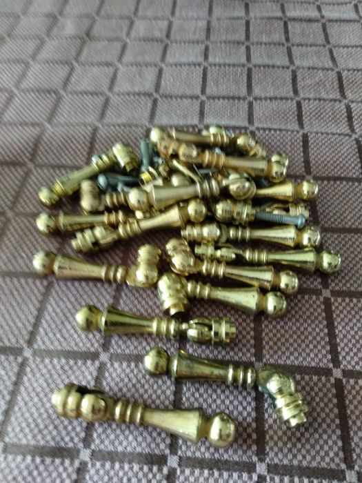 Дръжки, панти и колела за мебели и врати