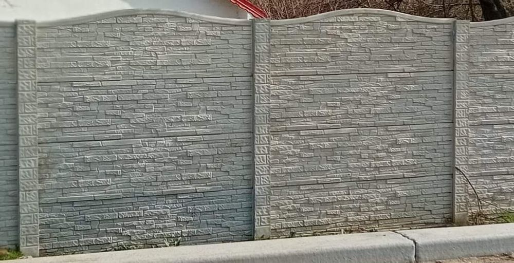 Gard beton din placi prefabricate