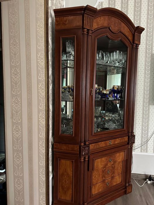 Продам сервант качественный