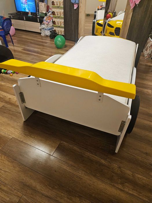 Детско легло кола жълто