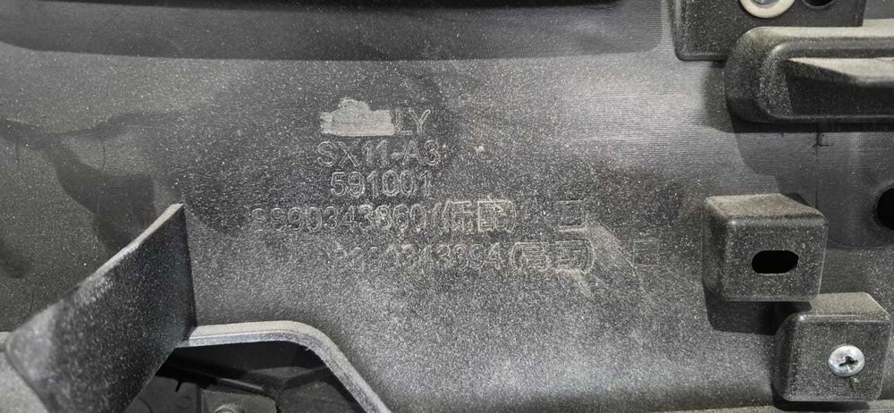 Передний бампер белый цвет Geely Coolray