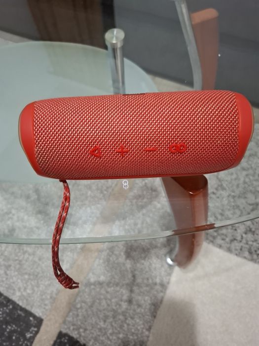 Boxa JBL FLIP5 foarte buna.