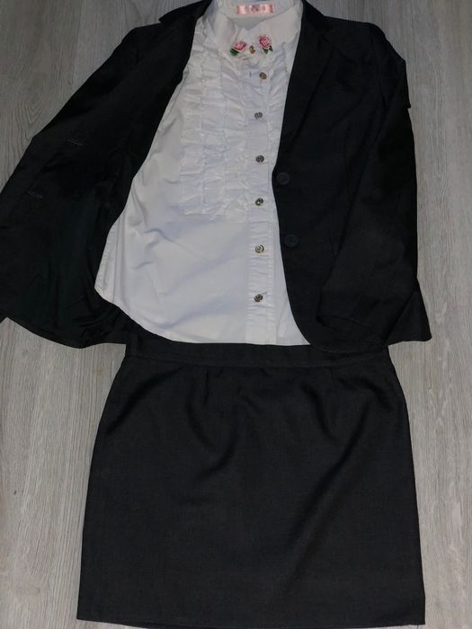 Дамски бизнес костюм