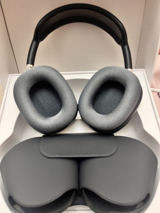 AirPods Max with Smart Case