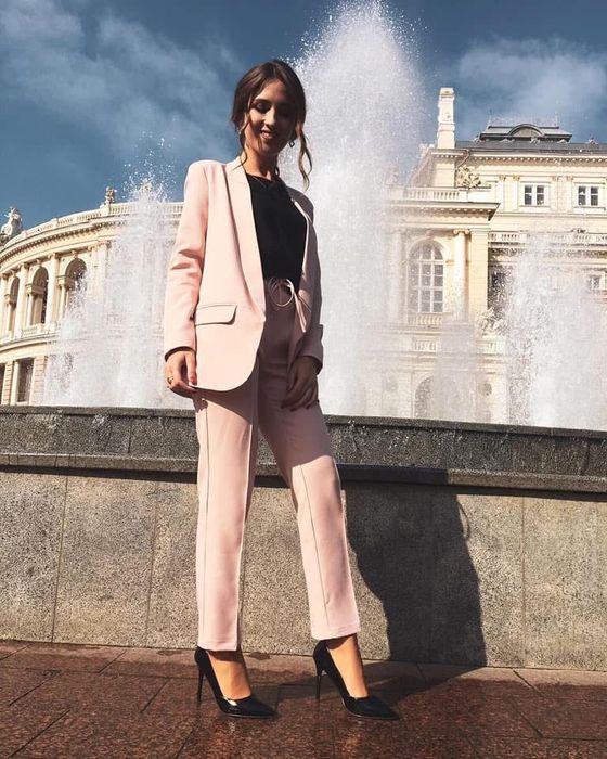 Класически костюм в пудров нюанс