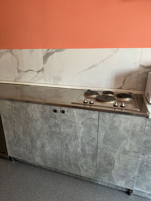 Стол из нержавеющей стали со встроенной электроплитой