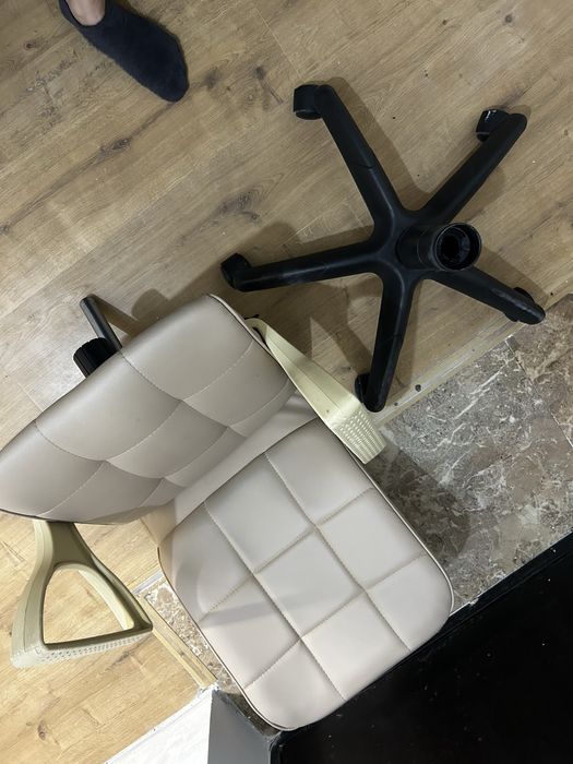 Продам стул на колесиках