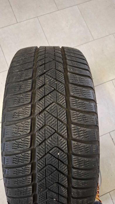 Единична зимна гума Pirelli 235 35 20