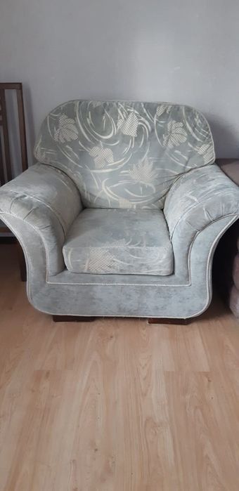 Продам диван и два кресла