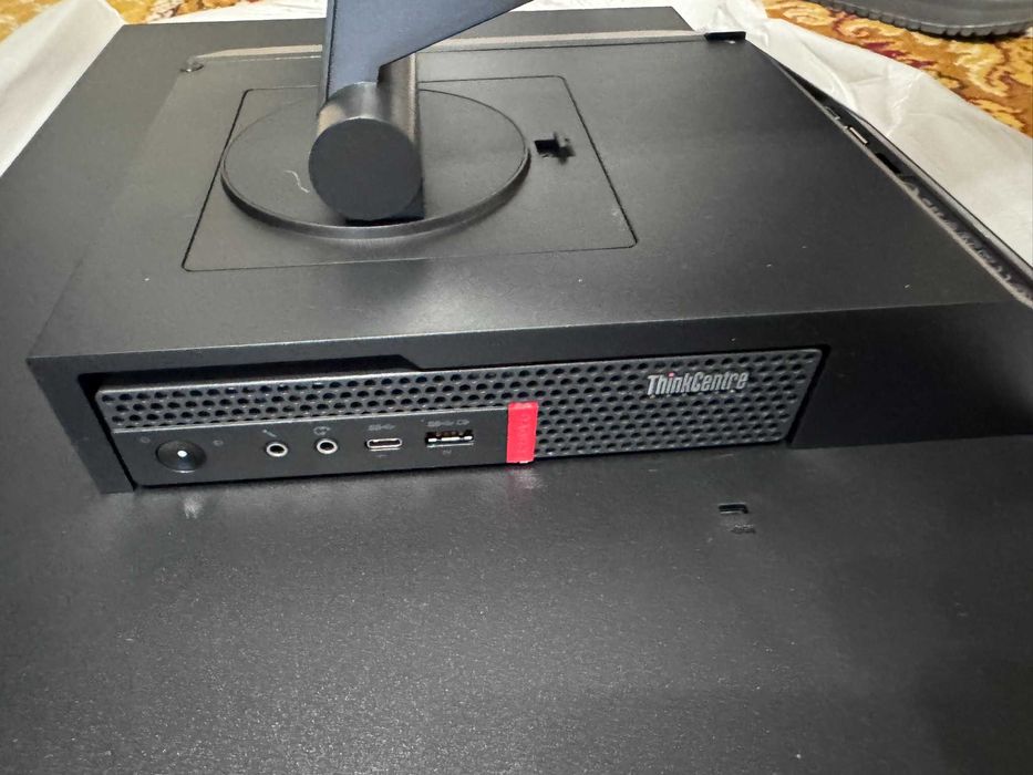 Sistem desktop compact Lenovo All-in-One TIO27, ThinkCentre M720Q cu monitor de 27 inch, ca și nou