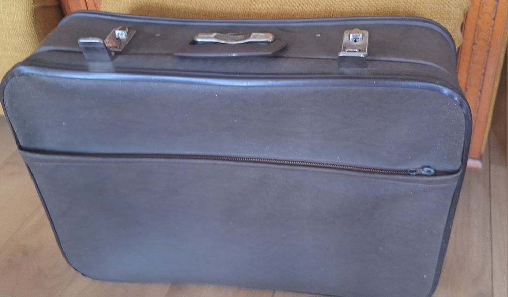 Чемодан очень старый, прошлого века