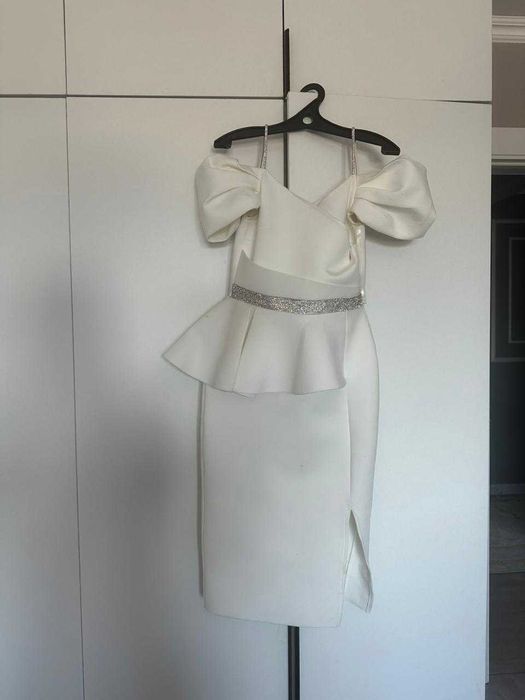 Продам платье белое на мероприятие