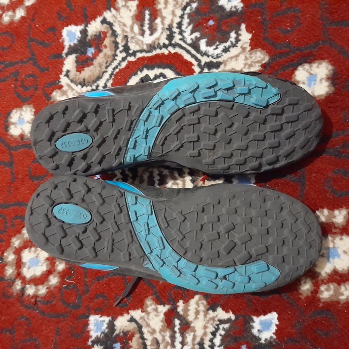 BUTSI sotiladi razmeri 41-42 xolati yaxshi