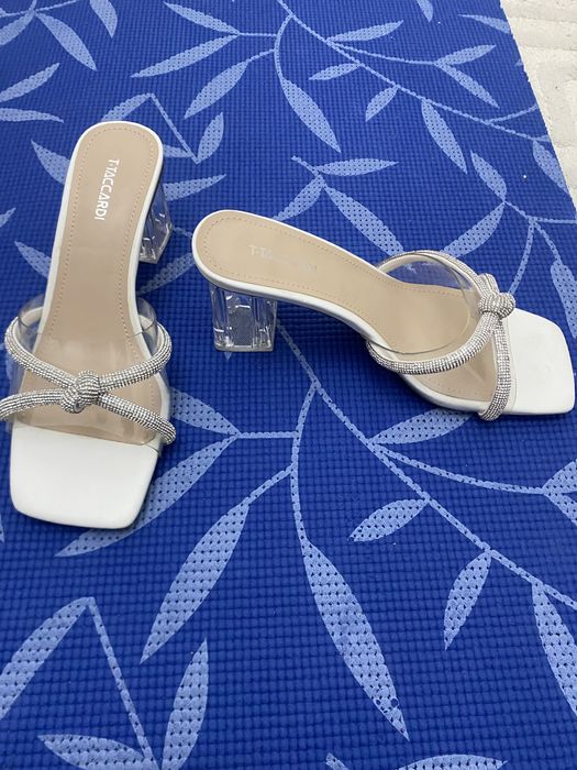 Босоножки новые