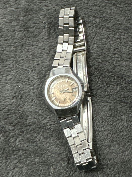 Ceas dama mecanic Titan 17 rubine, antichoc