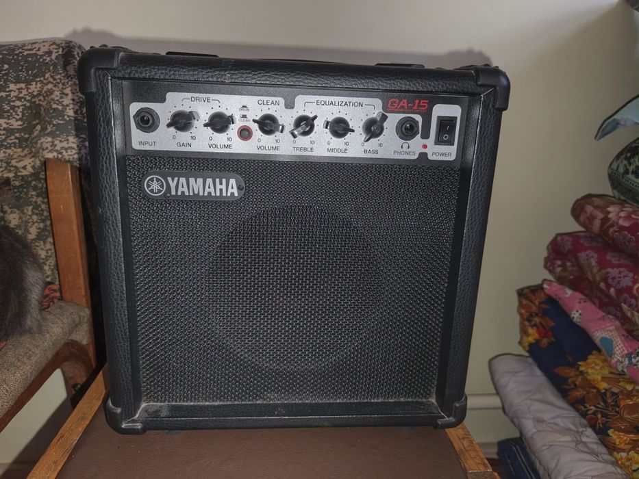 Комбо усилителю yamaha ga-15