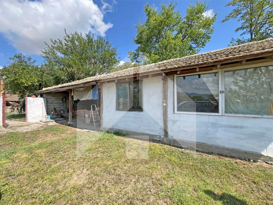 Продава еднофамилна, тухлена къща в с. Струйно (обл. Шумен). ТОП имот!